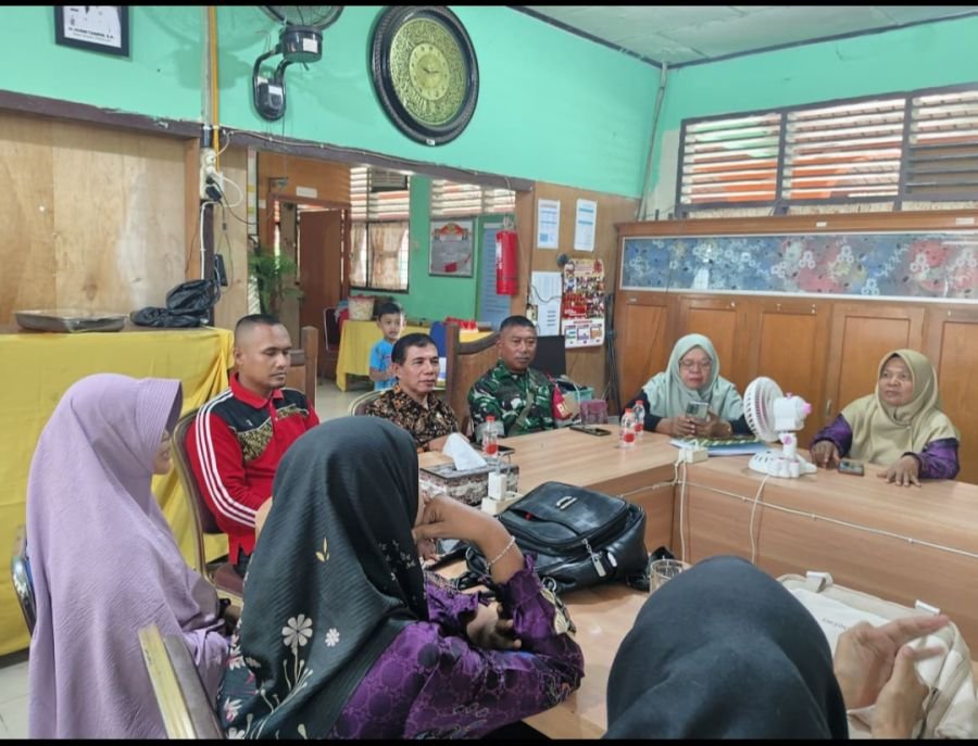 Babinsa Koramil 09/Langgam Bahas Keamanan dan Ketertiban di SDN 005 Makmur