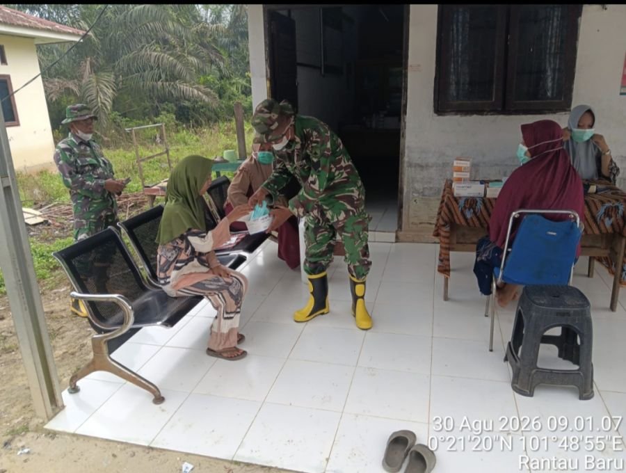 Babinsa Koramil 09/Langgam Bantu Warga Terdampak Asap Karhutla di Pelalawan