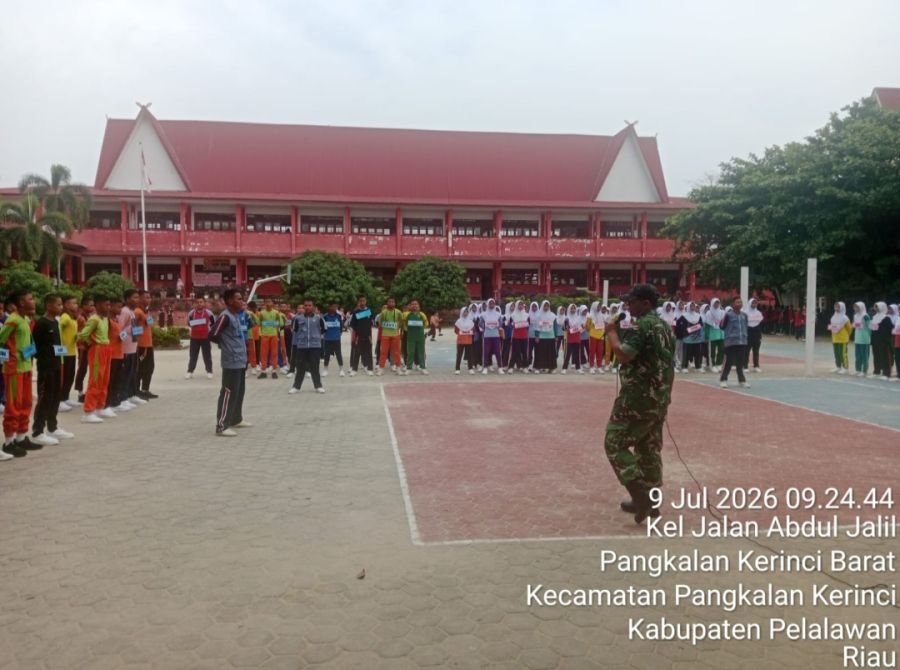 Babinsa Koramil 09/Langgam Beri Materi PBB kepada 248 Siswa SMP Negeri Bernas