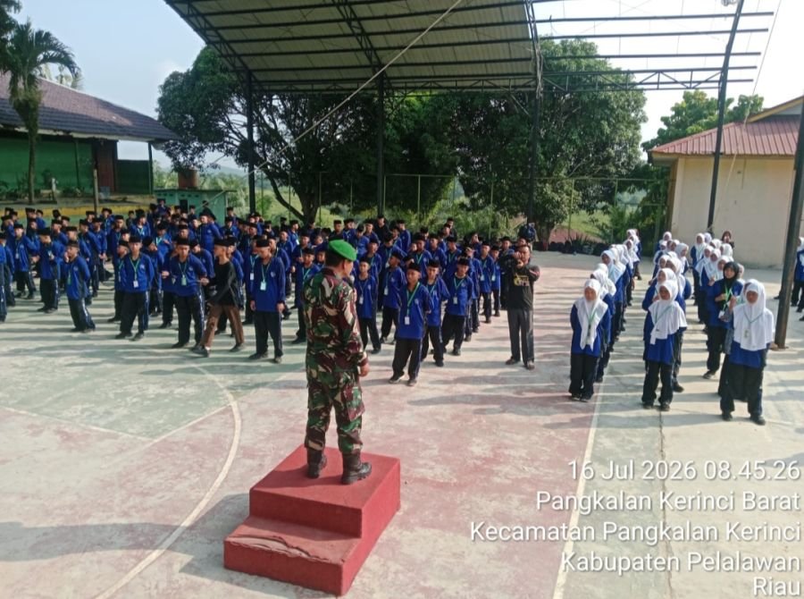 Babinsa Koramil 09/Langgam Berikan Materi PBB kepada 248 Siswa MTsN 1 Pangkalan Kerinci