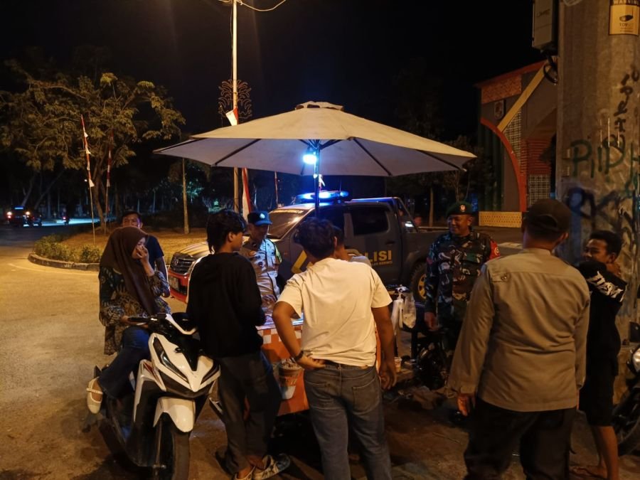 Babinsa Koramil 09/Langgam dan Polsek Pangkalan Kerinci Gelar Patroli Malam