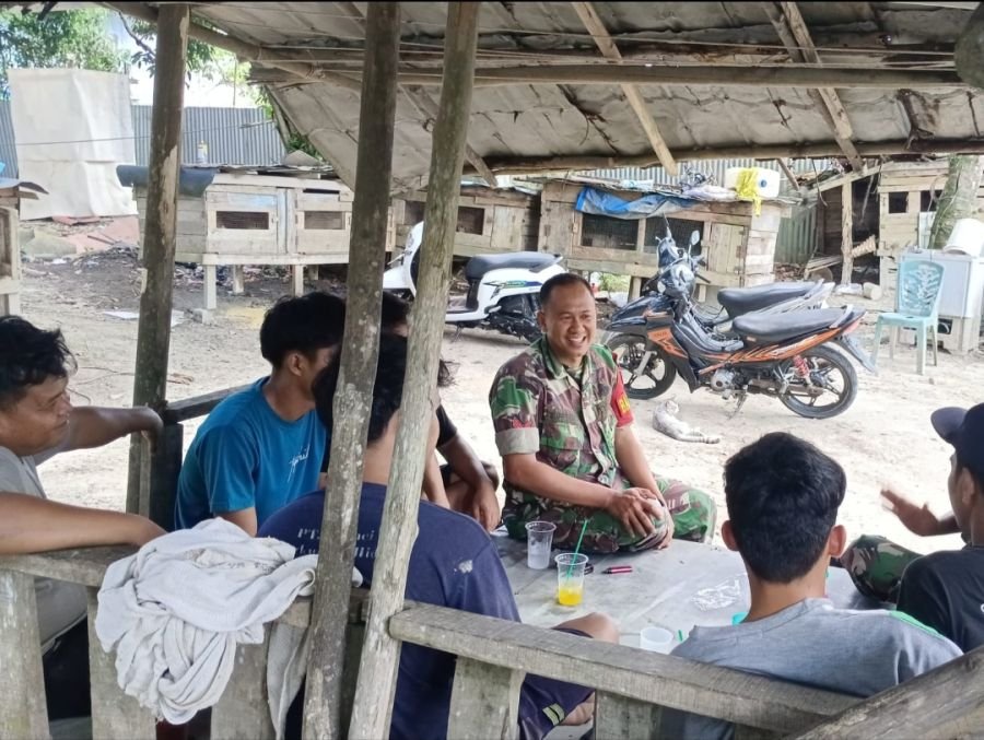 Babinsa Koramil 09/Langgam Gelar Komsos Antisipasi Karhutla Bersama Warga Desa Kiab Jaya