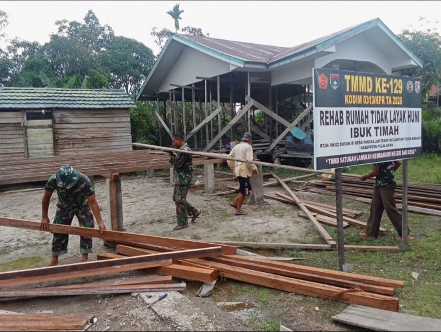 Babinsa Koramil 09/Langgam Laksanakan Pembangunan RTLH dalam Program TMMD Ke-129