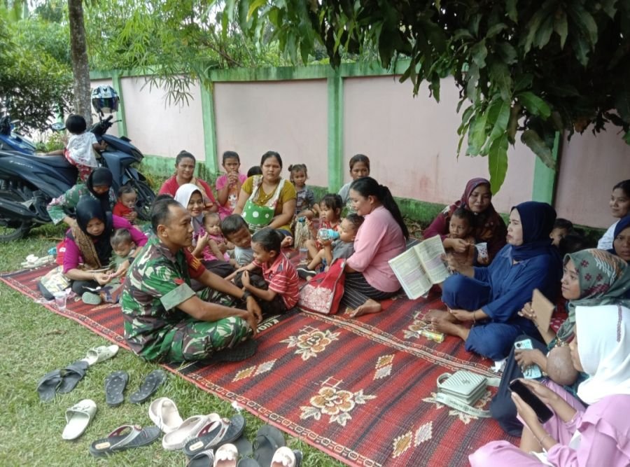 Babinsa Koramil 09/Langgam Monitor Kegiatan Posyandu di Desa Kiab Jaya, Dukung Kesehatan Ibu dan Ana