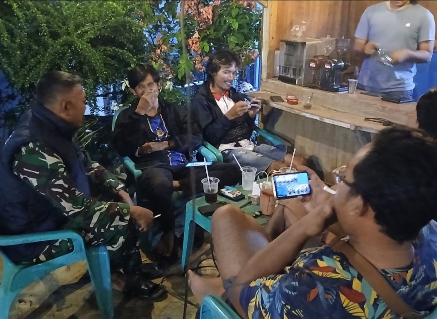 Babinsa Koramil 09/Langgam Pererat Silaturahmi Lewat Komsos Bersama Warga Desa Makmur
