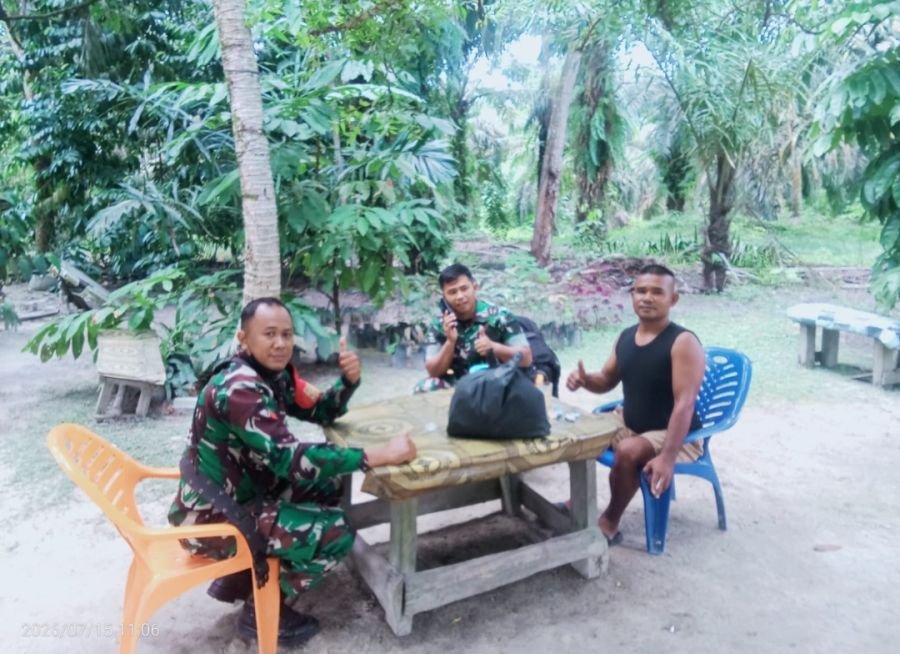 Babinsa Koramil 09/Langgam Pererat Silaturahmi dengan Warga Desa Kiab Jaya