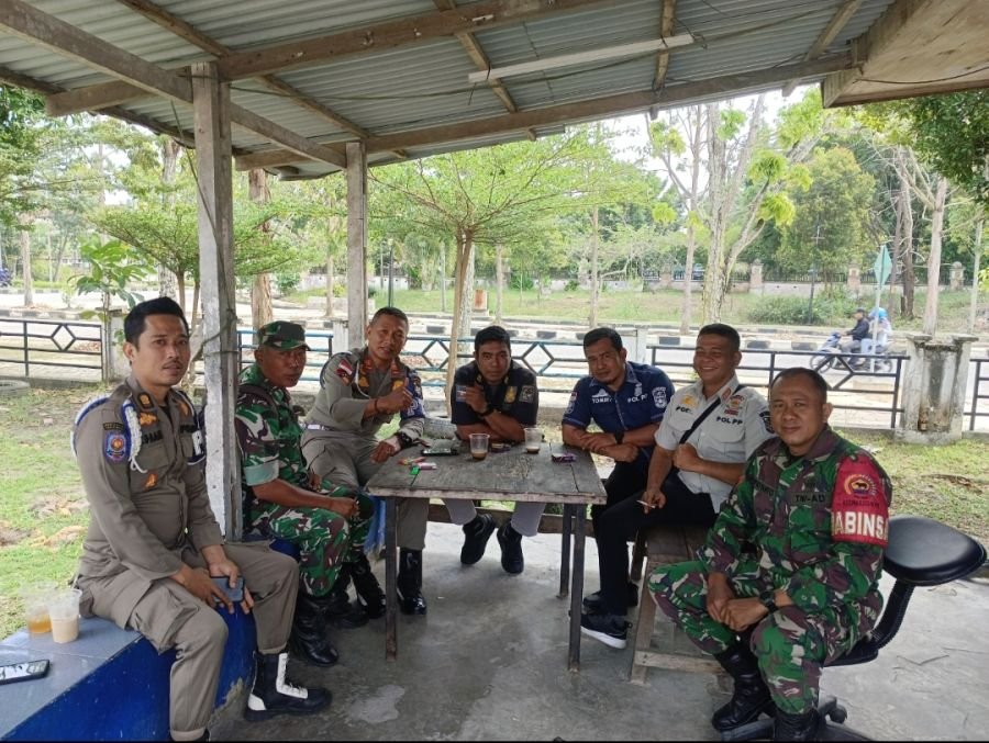 Babinsa Koramil 09/Langgam Perkuat Sinergitas dengan Satpol PP Pelalawan Lewat Komsos