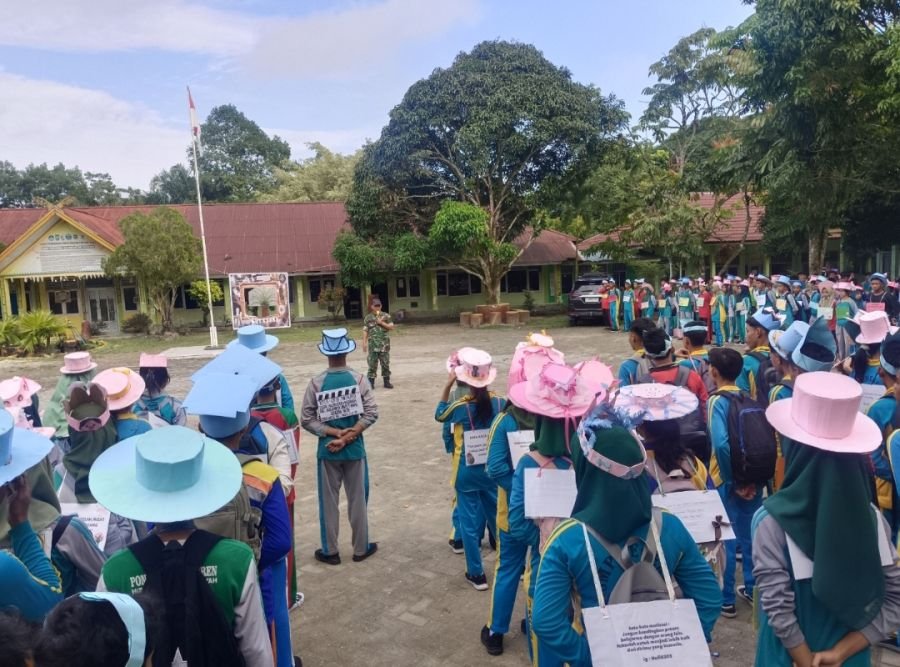 Babinsa Koramil 09/Langgam Tanamkan Disiplin dan PBB kepada 304 Siswa SMKN 1 Bandar Seikijang