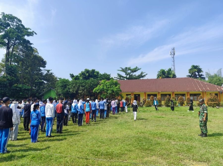 Babinsa Koramil 09/Langgam Tanamkan Disiplin kepada 430 Siswa Baru SMAN 1 Pangkalan Kerinci