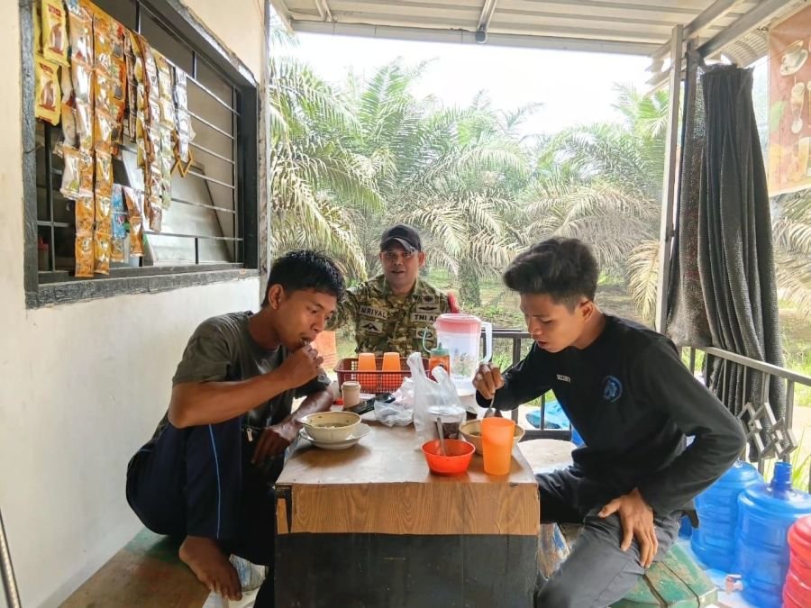 Babinsa Koramil 09/Sgg Gelar Komsos di Warung Makan Desa Simpang Raya, Bangun Hubungan Yang Akrab
