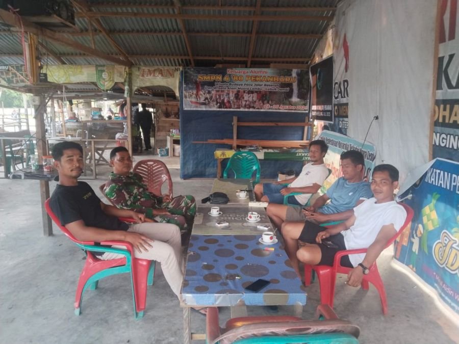 Babinsa Koramil 09/Sgg Jalin Silaturahmi Lewat Komsos Bersama Pemuda di Warung Kopi Desa Kebun Lado