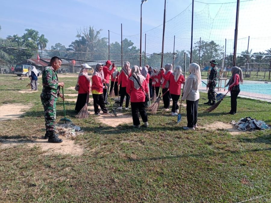 Babinsa Koramil 09/Singingi  dan Warga Bersihkan Lapangan Muara Lembu Jelang HUT RI ke-81