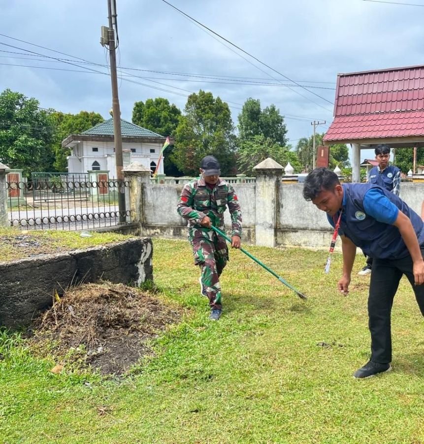 Babinsa Koramil 09/Singingi Praka Darto Marpaung Ajak Anak KKN  Wujudkan Desa Bersih dan Sehat