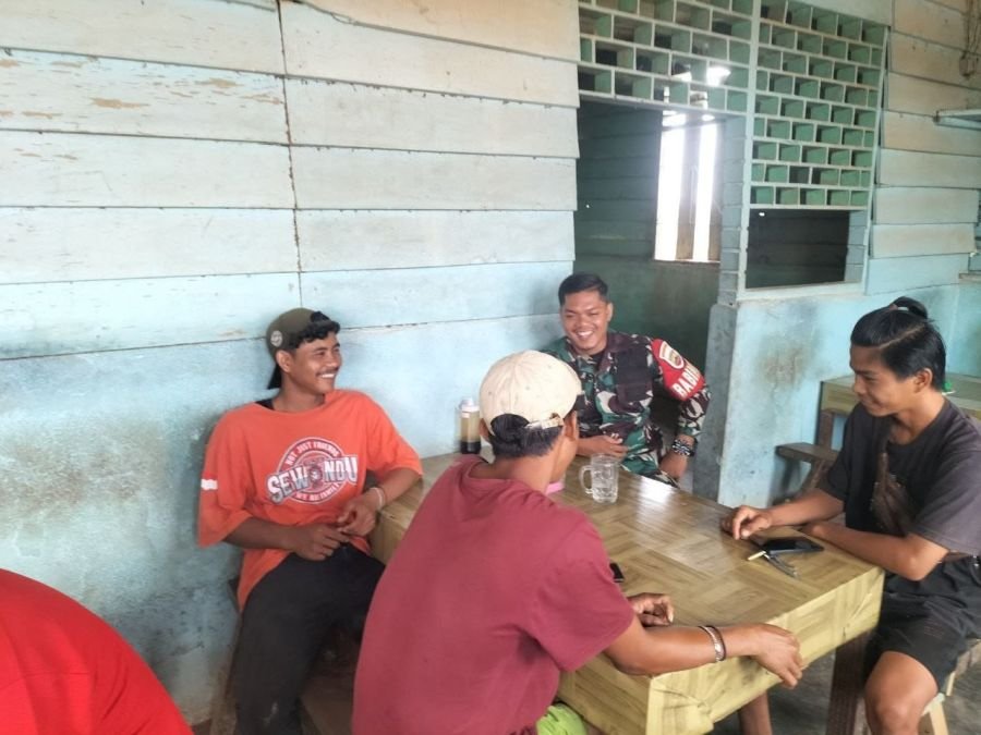 Babinsa Koramil 09/Singingi Rangkul Pemuda Muara Lembu, Perkuat Persatuan Lewat Komsos