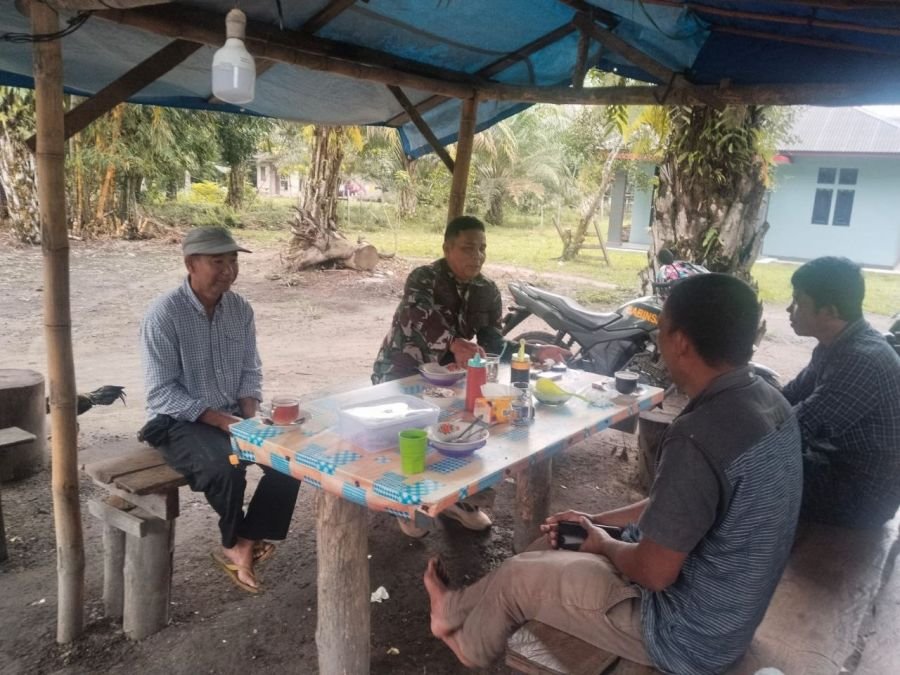 Babinsa Koramil 09/Singingi Serka Siwaidi Ajak Warga Kebun Lado Jaga Kekompakan Lewat Komsos