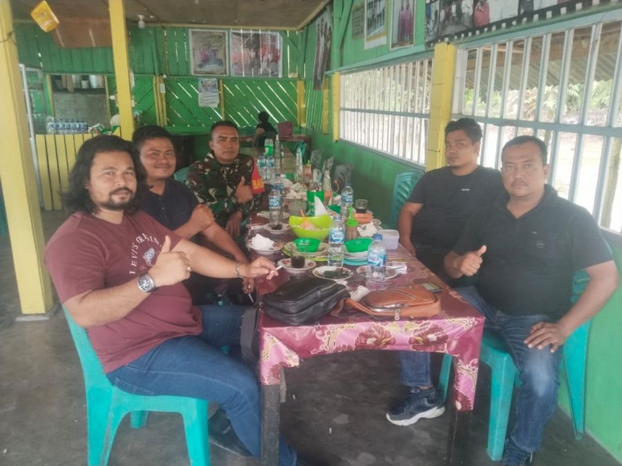 Babinsa Koramil 09/Singingi Sertu Ernal Kumpul Bersama Warga Logas Hilir