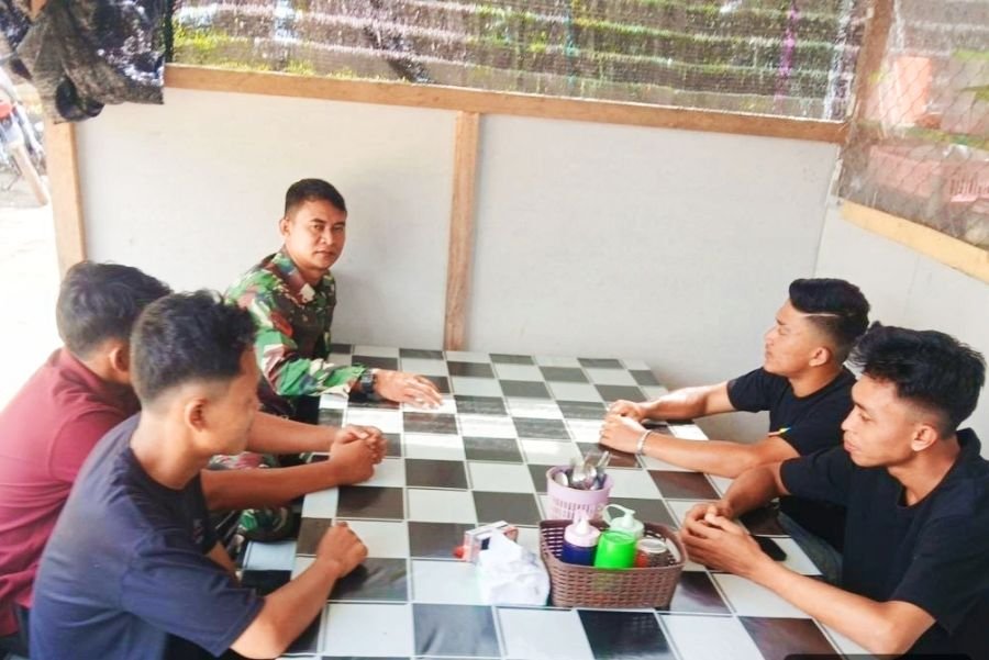 Babinsa Koramil 10 Kunto Darussalam Kodim 0313/KPR Warning Warga soal Bahaya Judi Online 