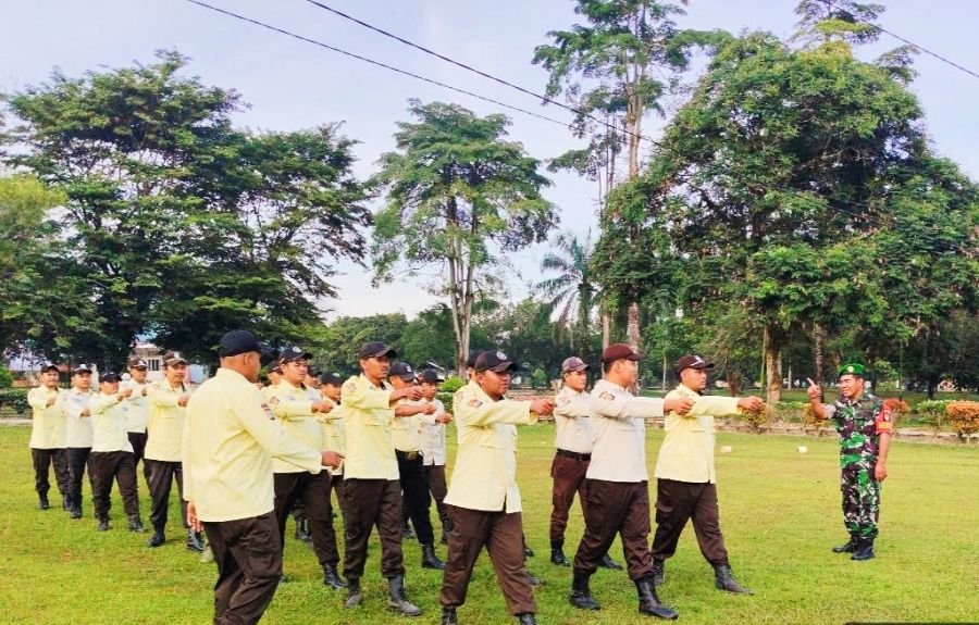 Babinsa Koramil 10 Kunto Darussalam Kodim 0313/KPR Latih PBB 