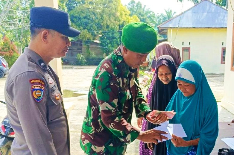 Babinsa Koramil 10 Kunto Darussalam Kodim 0313/KPR   Pantau Penyaluran BLT