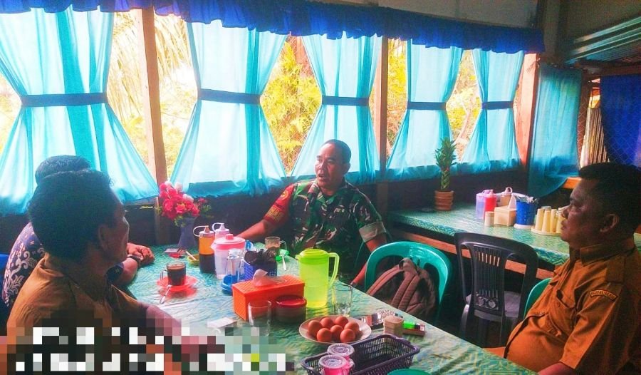 Babinsa Koramil 10 Kunto Darussalam Kodim 0313/KPR Himbau Warga Keamanan