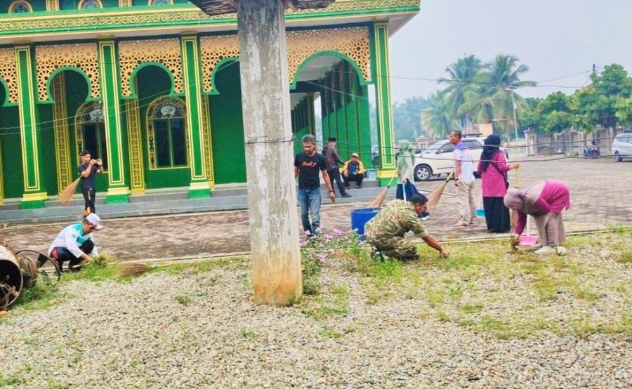 Babinsa Koramil 10 Kunto Darussalam Kodim 0313/KPR Melaksankan Goro 