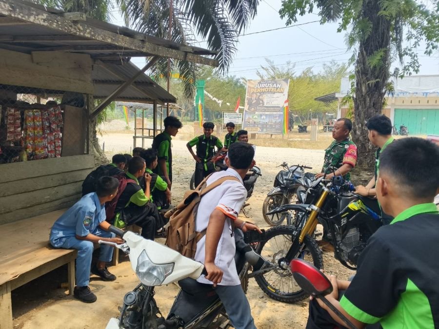 Babinsa Koramil 10 Kunto Darussalam Kodim 0313/KPR melakukan Sosialisasi Penerimaan Anggota TNI AD