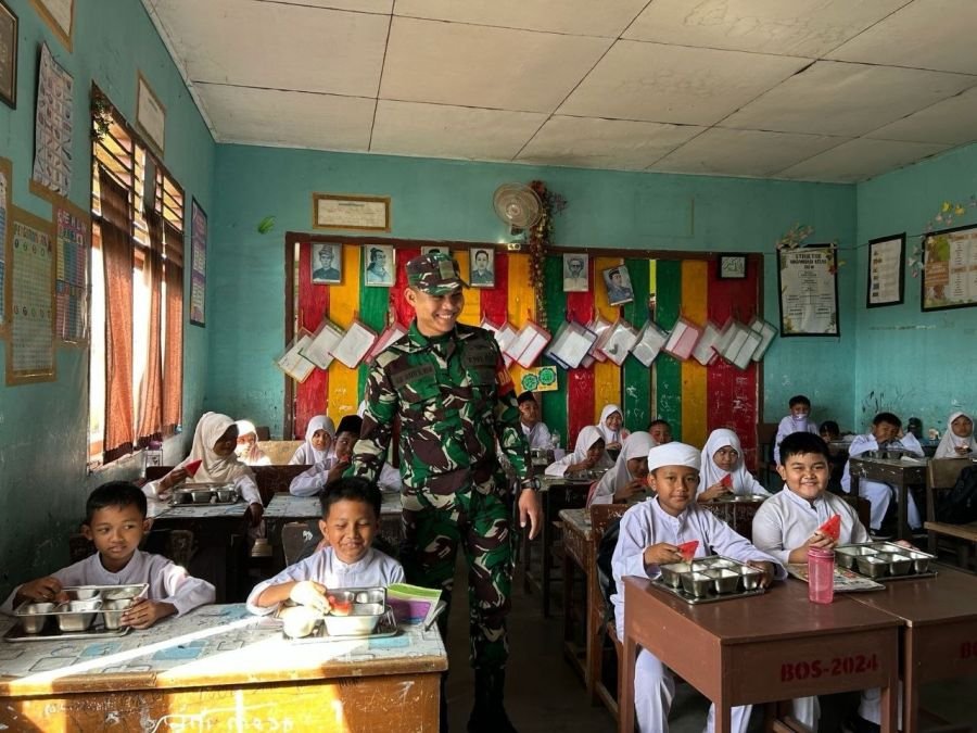 Babinsa Koramil 10 Kunto Darussalam  Pantau Distribusi MBG ke Sekolah
