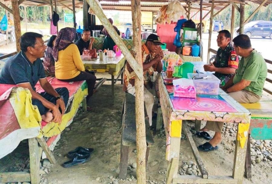 Babinsa Koramil 10 Kunto Darussalam Kodim 0313/KPR Kunjungi Warga yang ada di Warung Kopi