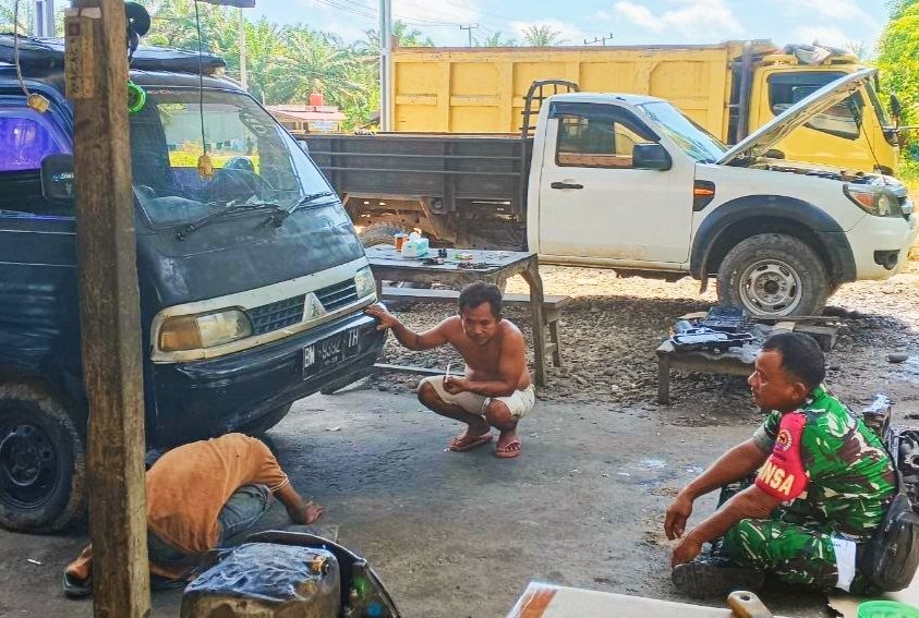 Babinsa Koramil 10 Kunto Darussalam Kodim 0313/KPR Melaksanakan Momunikasi Sosial