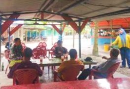 Babinsa Koramil 10 Kunto Darussalam Kodim 0313/KPR Melaksanakan Komunikasi Sosial
