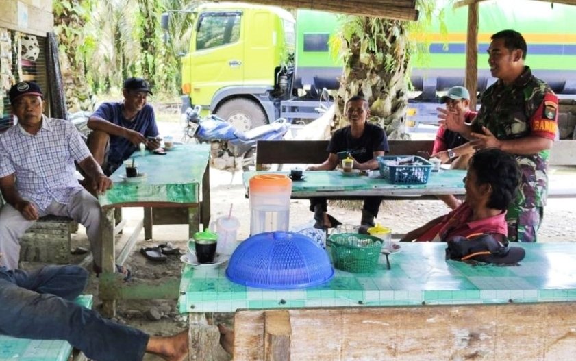 Babinsa Koramil 10 Kunto Darussalam Kodim 0313/KPR melaksanakan Komsos
