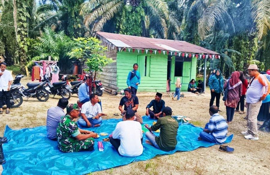 Babinsa Koramil 10 Kunto Darussalam Kodim 0313/KPR Pantau Lomba Kebersihan
