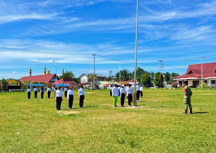 Babinsa Koramil 10 Kunto Darussalam Kodim 0313/KPR Latih Paskibra 