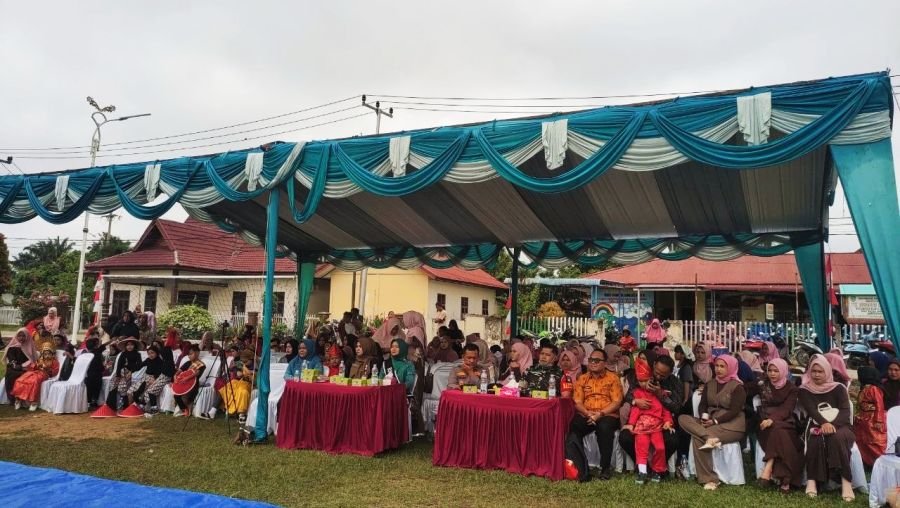 Babinsa Koramil 10 Kunto Darussalam Kodim 0313/KPR Hadiri Pentas Seni Pelepasan Murid TK Negeri Pemb