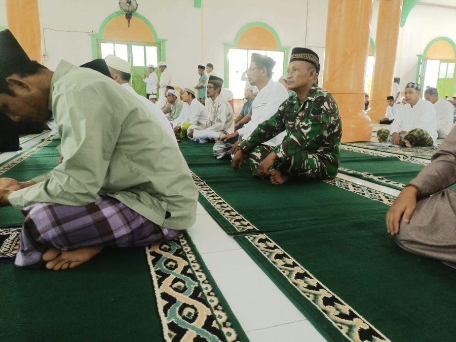 Babinsa Koramil 10/ PLG Melaksanakan Sholat Idul Adha di masjid Al-Mujahiddin Kelurahan Pelangiran