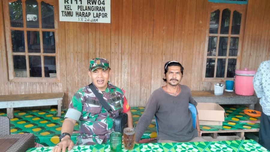 Babinsa Koramil 10/Pelangiran Ajak Warga Jaga Ketertiban Demi Meningkatkan Keamanan Lingkungan