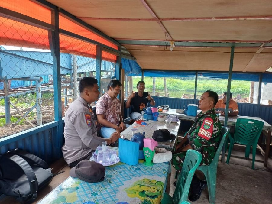 Babinsa Koramil 10/Pelangiran dan Bhabinkamtibmas Rangkul Pemuda, Jaga Stabilitas Wilayah