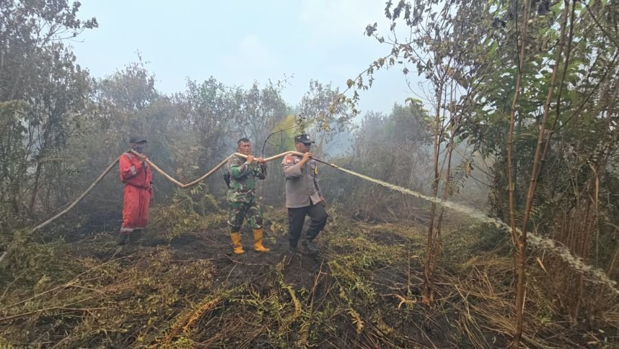 Babinsa Koramil 10/Pelangiran dan Tim Gabungan Perketat Penanganan Karhutla di Desa Tanjung Simpang