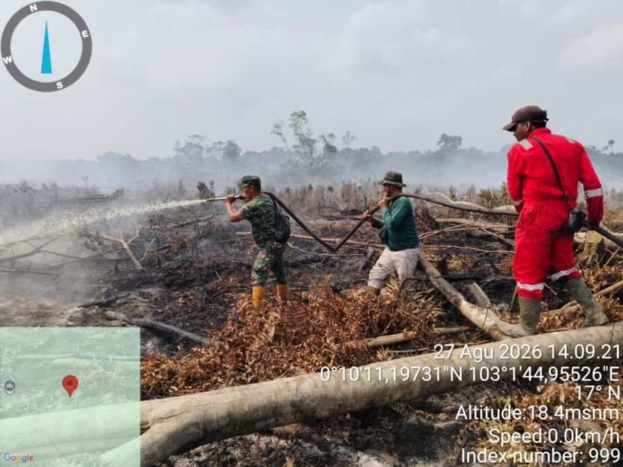 Babinsa Koramil 10/Pelangiran dan Tim Gabungan Terus Melakukan Pendinginan Karhutla Tanjung Simpang