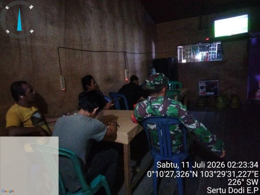 Babinsa Koramil 10/Pelangiran dan Warga Kelurahan Meriahkan Nobar Piala Dunia 2026