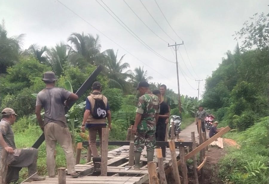 Babinsa Koramil 10/Pelangiran dan Warga Rehabilitasi Jembatan Kanal Rencong Sepanjang 15 Meter