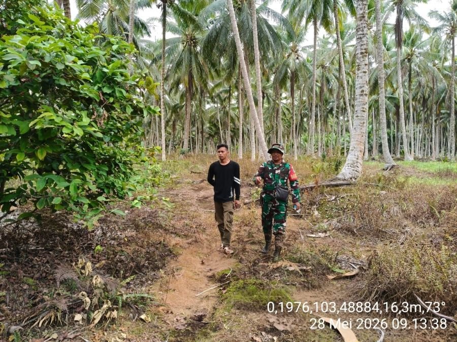 Babinsa Koramil 10/Pelangiran dan Warga Patroli Tapal Batas, Titik Api Dipastikan Nihil