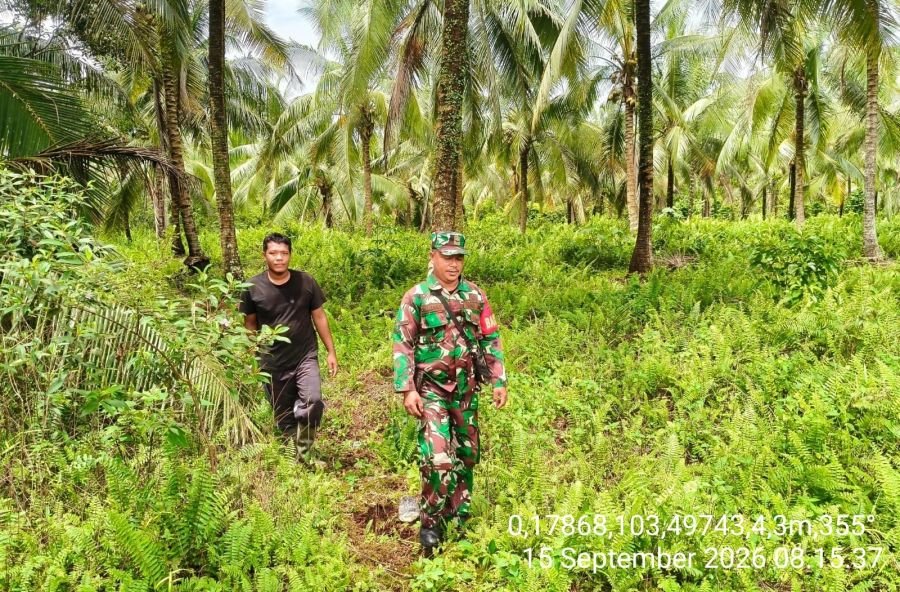 Babinsa Koramil 10/Pelangiran  dan Warga Perkuat Deteksi Dini, Patroli Tapal Batas Tanpa Temuan Api