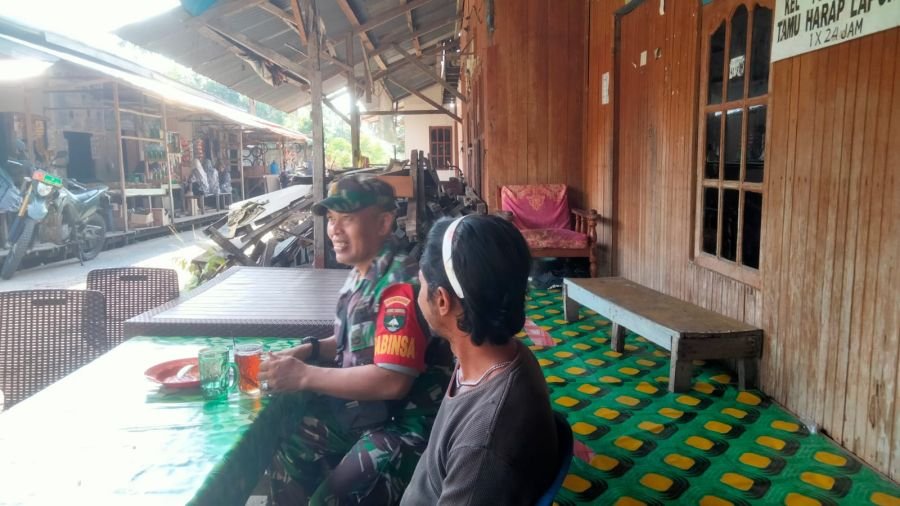 Babinsa Koramil 10/Pelangiran Dorong Gotong Royong Warga, Kerja Sama untuk Jaga Lingkungan