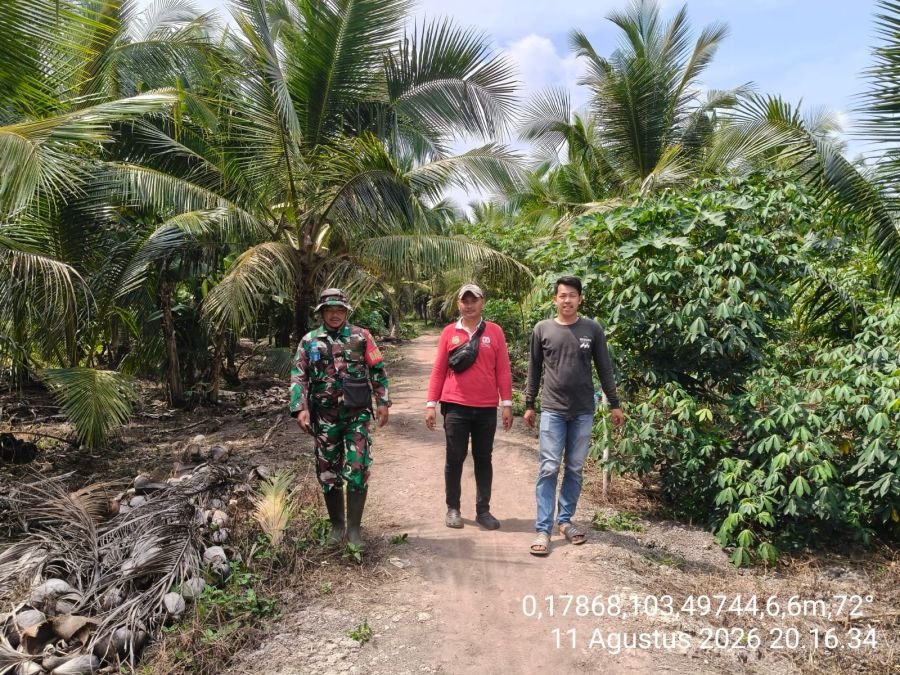 Babinsa Koramil 10/Pelangiran Gelar Patroli Tapal Batas, Untuk Memastikan Kondisi Wilayah Tetap Aman
