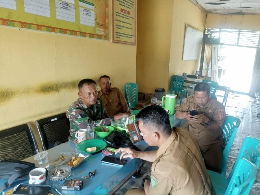 Babinsa Koramil 10/Pelangiran Perkuat Sinergi Bersama Staf Kecamatan Pertegas Larangan Bakar Lahan
