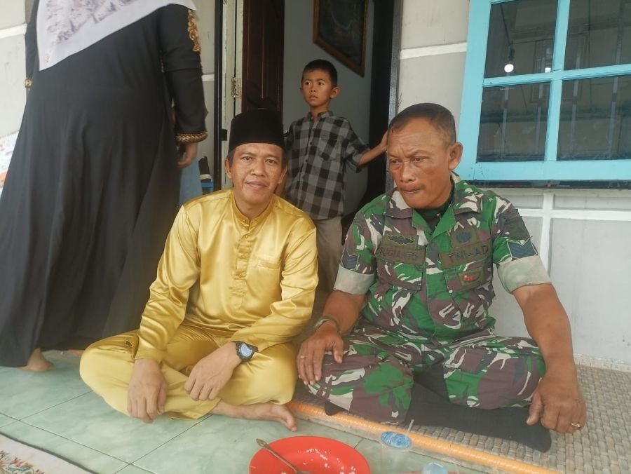 Babinsa Koramil 10/Pelangiran Perkuat Silaturahmi, Ajak Warga Jaga Kamtibmas