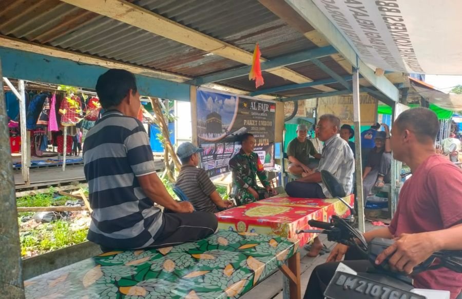 Babinsa Koramil 10/Pelangiran Perkuat Kebersamaan Warga Kampung Pancasila dan Jaga Kamtibmas