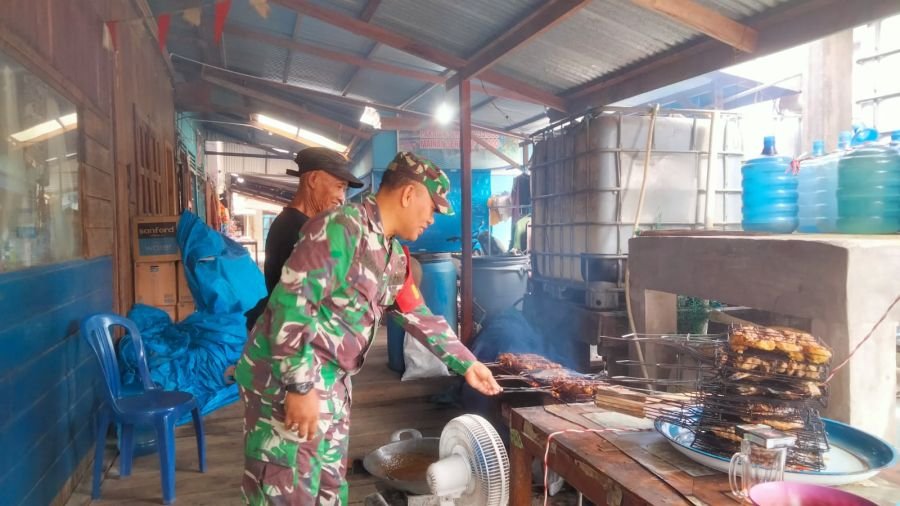 Babinsa Koramil 10/Pelangiran Perkuat Solidaritas, Warga Diajak Tingkatkan Kekompakan