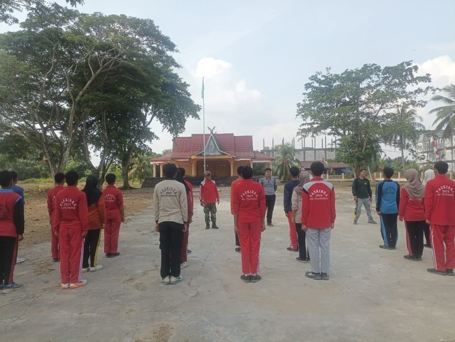 Babinsa Koramil 10/Pelangiran Perkuat Disiplin Paskibra Kecamatan Pelangiran Jelang HUT Ke-81 RI